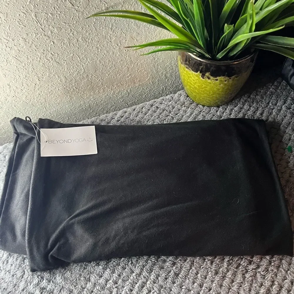 NWT Beyond Yoga 💫Black 💫Pocket Infinity Scarf